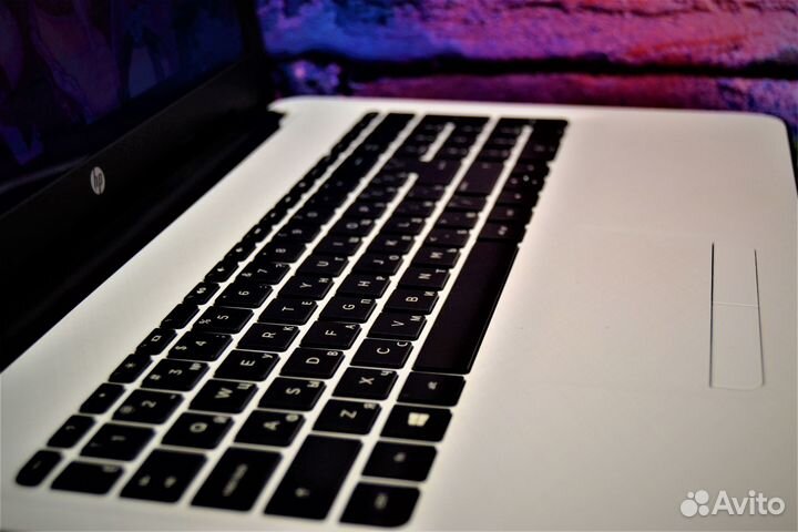 Ноутбук HP в стильном чёрно-белом оформлении