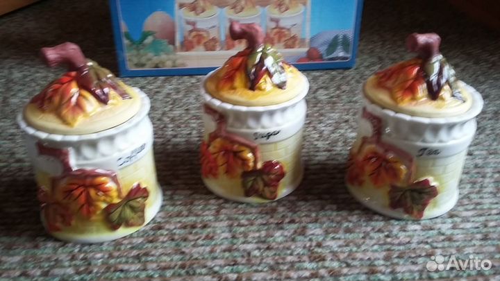 Керамические банки, чашки и блюдца