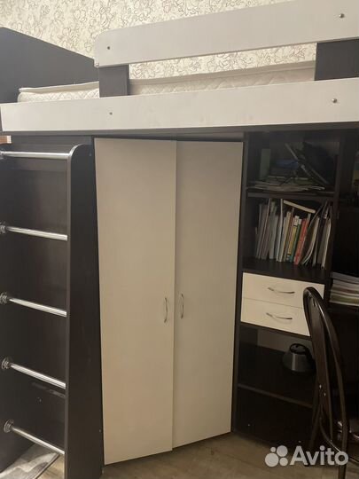 Детская кровать чердак со столом и шкафом