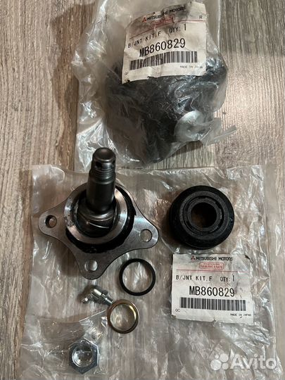 Шаровая переднего верхнего рычага левая MB860829