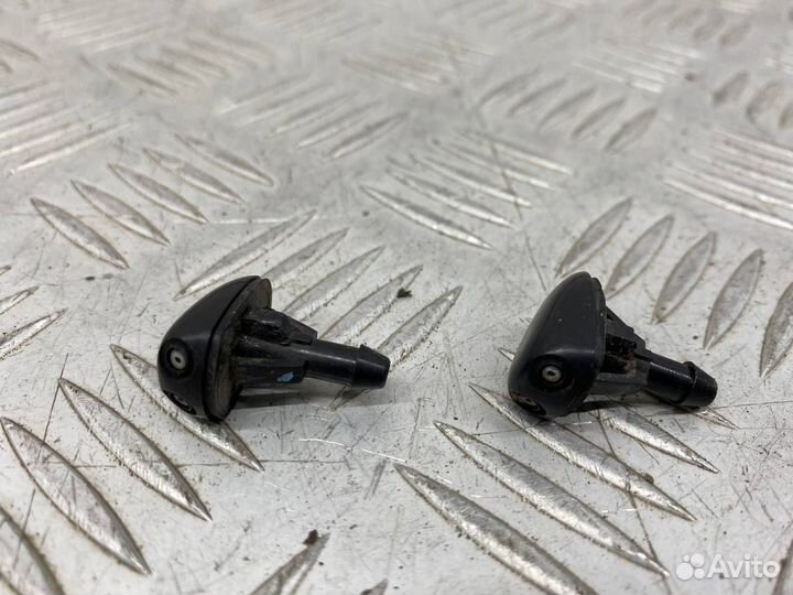 Б/У форсунка омывателя Mazda Demio DW3W B3 1.3 Л