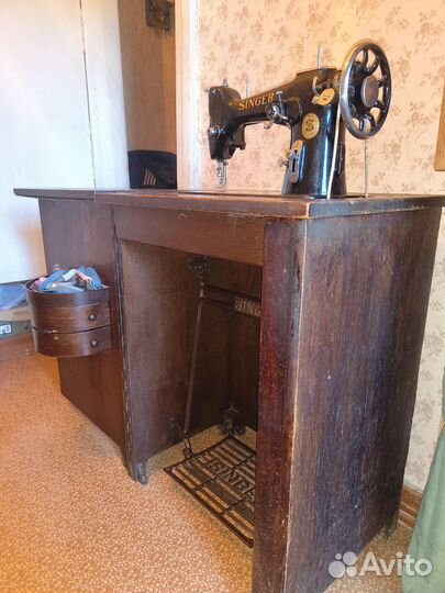 Швейная машина Singer в тумбе