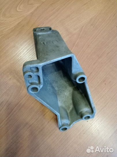 Кронштейн опоры двигателя левый Volkswagen Passat