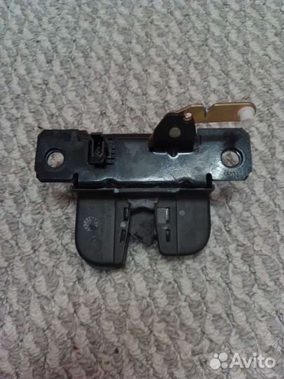 Замок крышки багажника VW Touareg