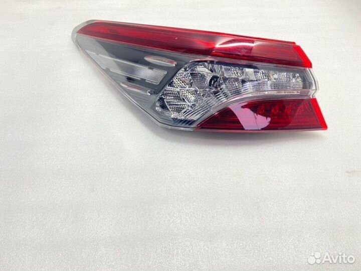 Фонарь наружный задний левый Toyota Camry V70/V75