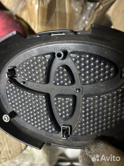 Эмблема Toyota Toyota Land Cruiser передняя