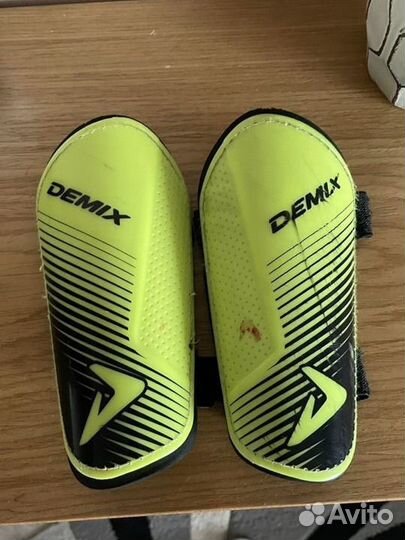 Футбольные щитки demix для мальчика 4-6 лет