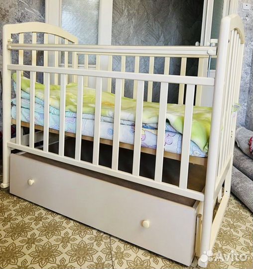 Детская кроватка с маятником