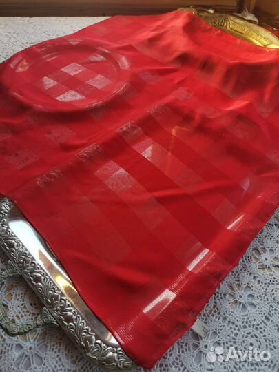 Красный красивый платок