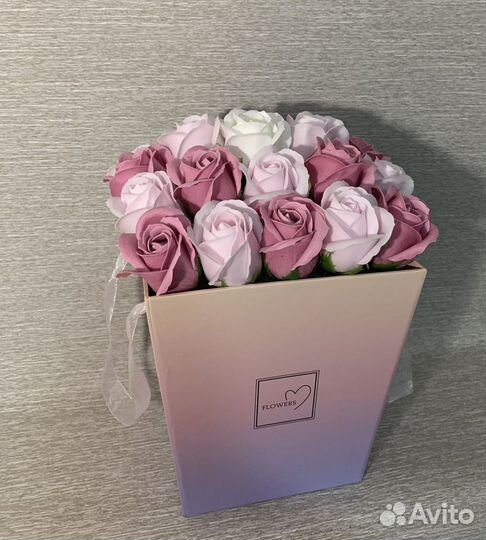 Розы в шляпной коробке