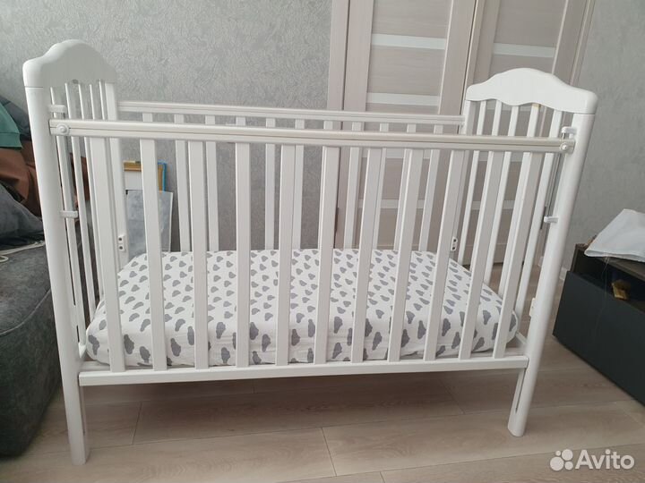 Детская кроватка с маятником