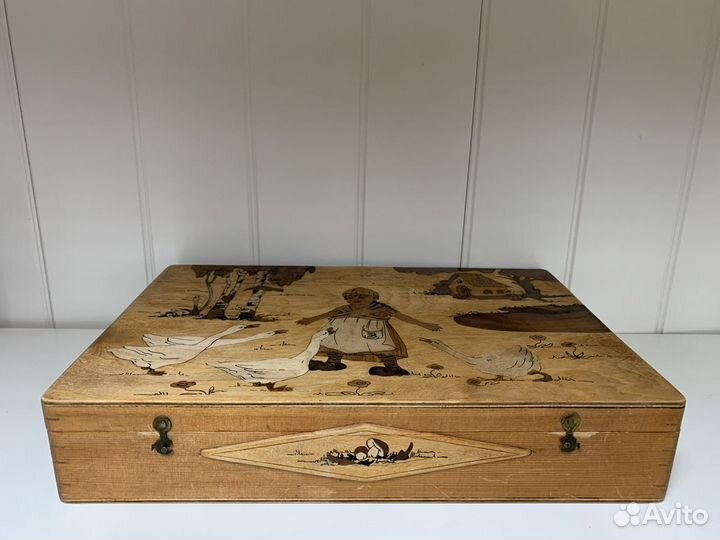 Деревянная шкатулка