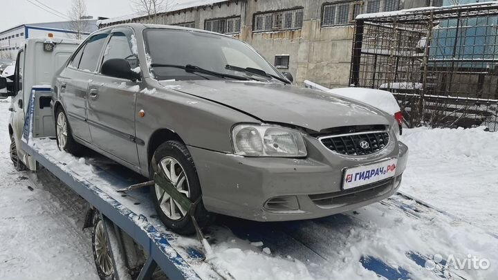 Стекло двери задней левой Hyundai Accent 2 83410-2
