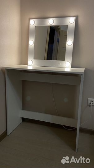 Туалетный столик с зеркалом и подсветкой