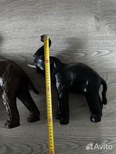 Слоны кожа, фигурки мужчина и женщина