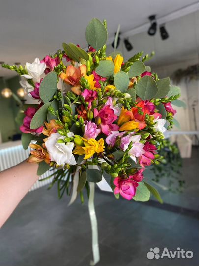 Букет из 45 фрезий и эвкалипта