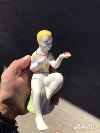 Статуэтка фарфор Мальчик с бабочкой