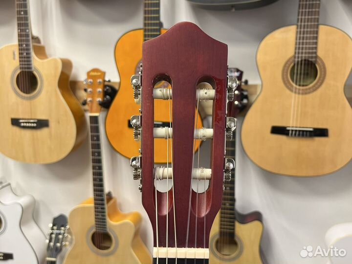 Гитара натурального цвета