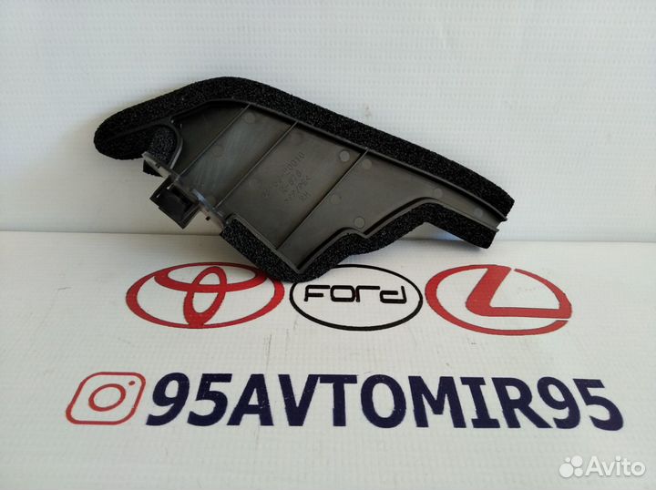 Пыльник крыла перед правого верхний Toyota Avensis