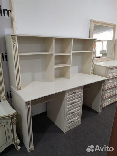 Письменный стол