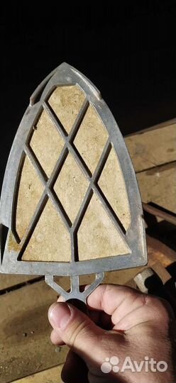 Старинный утюг на углях