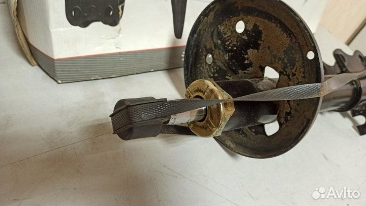 Амортизатор задний правый Lexus Rx300 1998-2003