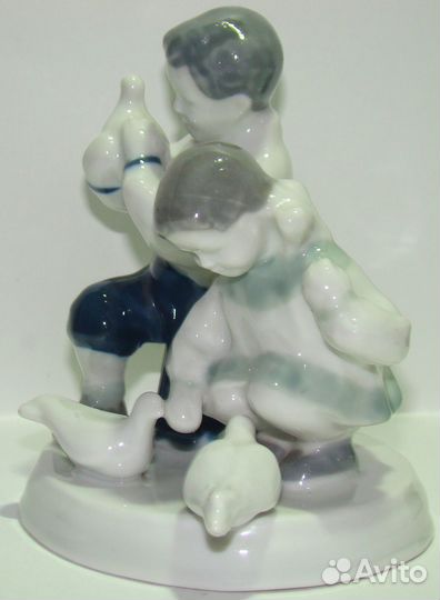 Редкая статуэтка. Дети кормят голубей.СССР