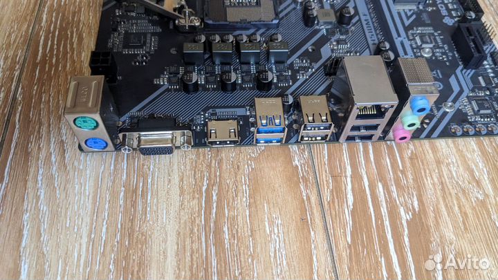 Новая материнская плата LGA1200