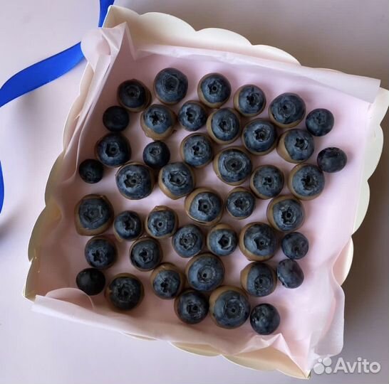 Клубника в шоколаде,голубика,малина,финики