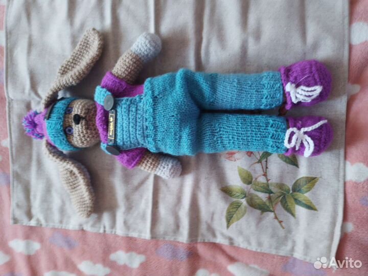 Заяц вязаный ручной работы