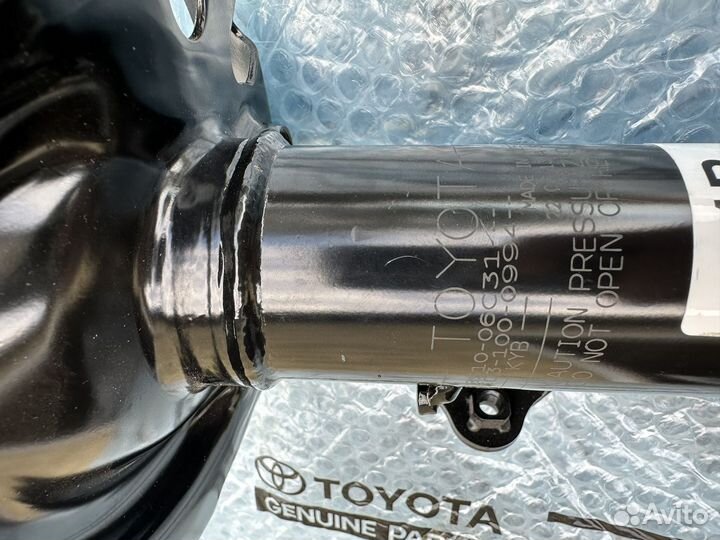 Амортизатор правый оригинал тойота камри 70 от 3.5