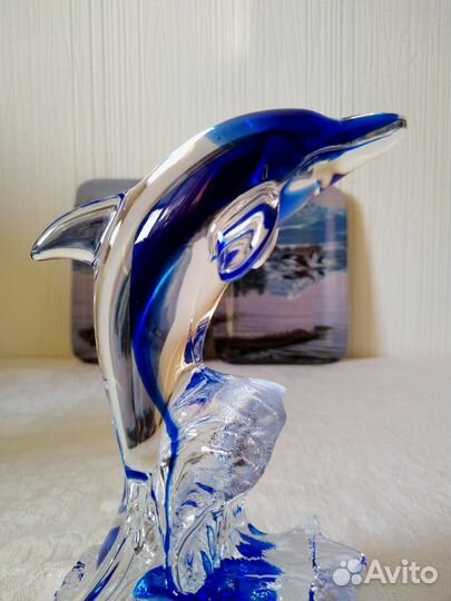 Хрустальный дельфин, Франция