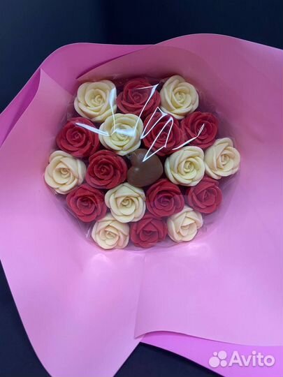 18 Роз из Белого и 1 Сердце из Молочного Шоколада