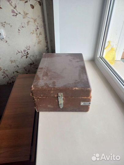 Старинный деревянный чемодан
