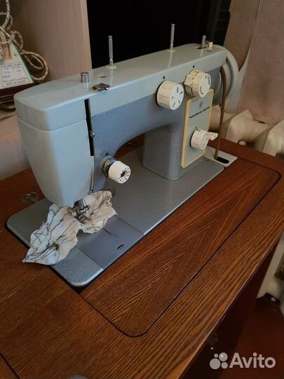 Швейная машина Чайка 142м