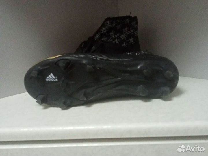 Футбольные бутсы adidas predator