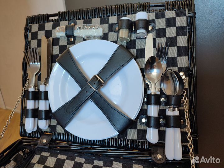 Набор для пикника в плетеном чемодане