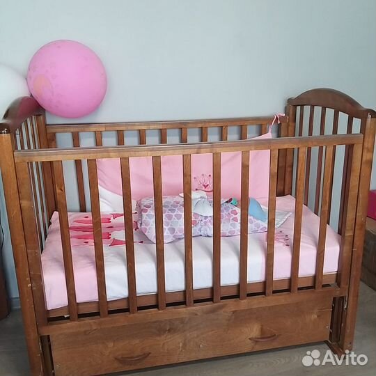 Детская кроватка с маятником и ящиком