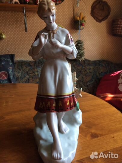 Статуэтка фарфоровая