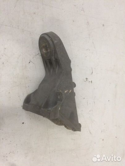 Кронштейн двигателя левый Audi 100 C3 MC