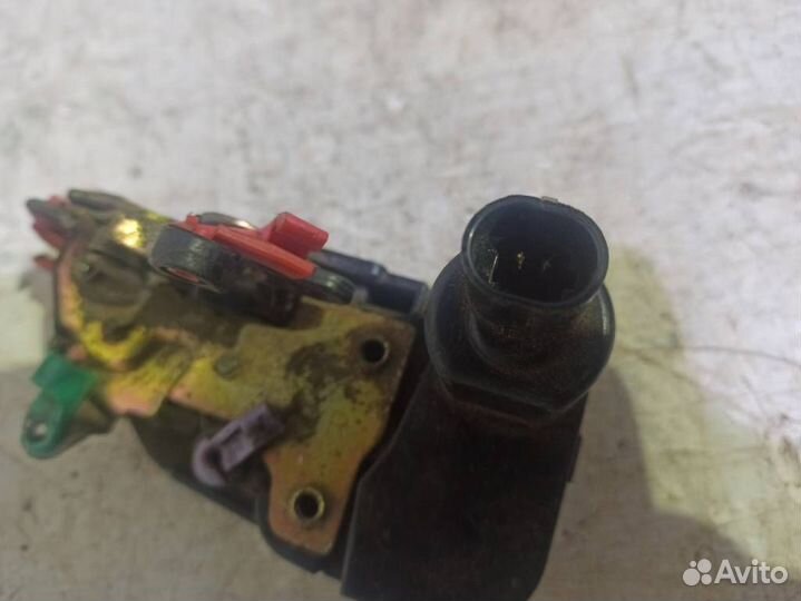 Замок двери передней правой