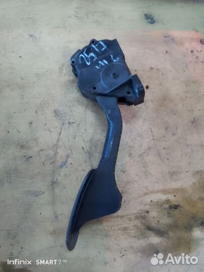 Педаль газа Toyota Hilux 8