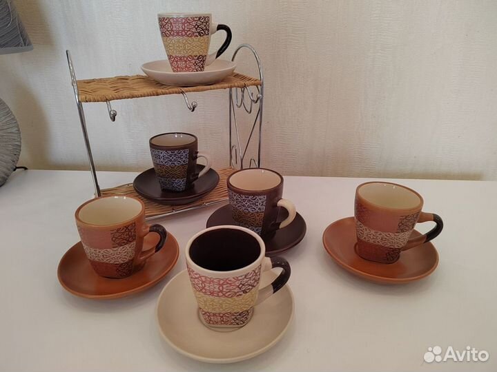 Кофейные чашки с блюдцами на подставке