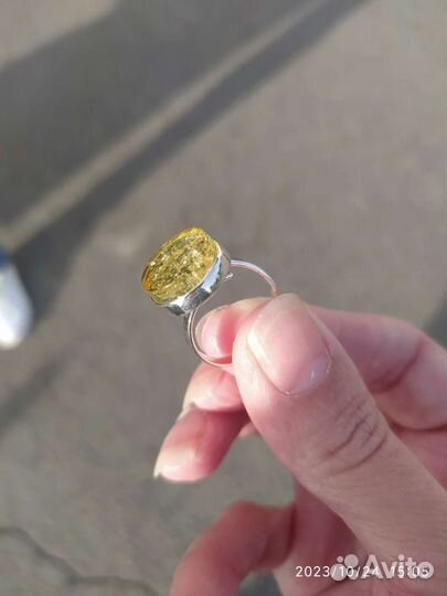 Серебряное кольцо с янтарем новое цена за шт