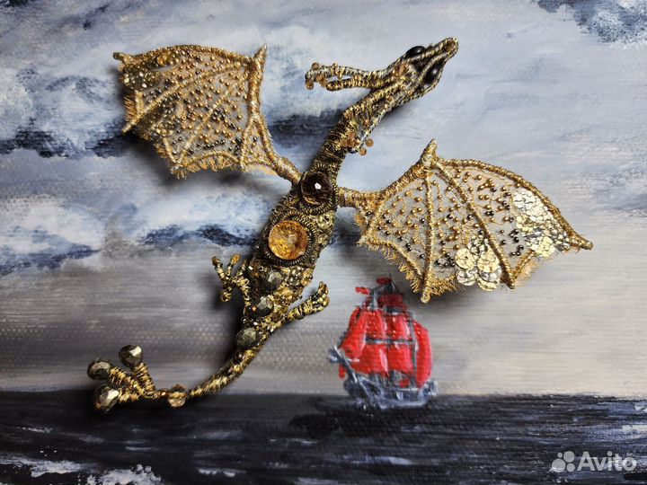 Брошь дракон ручной вышивки с султанитом цитрином