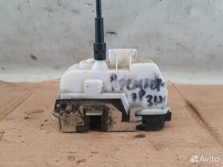 Замок двери задний правый Nissan Primera P12