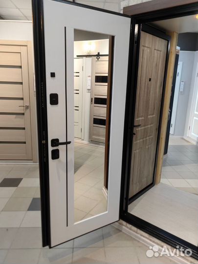 Дверь входная орех с зеркалом