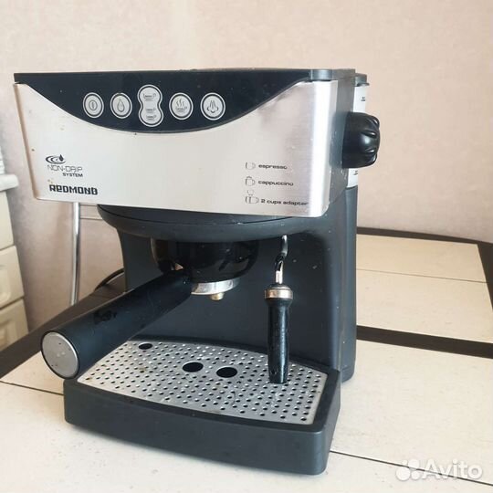 Кофемашина рожковая Redmond RCM-1503