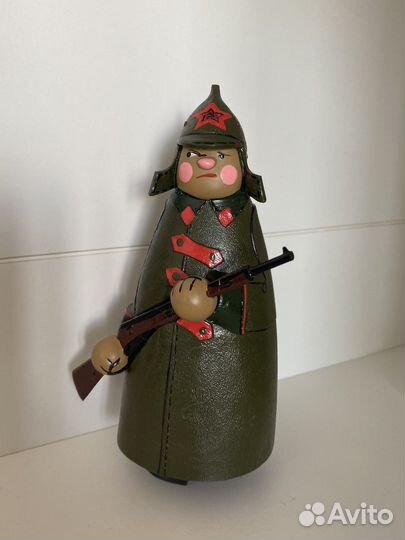 Игрушка солдат шагающий