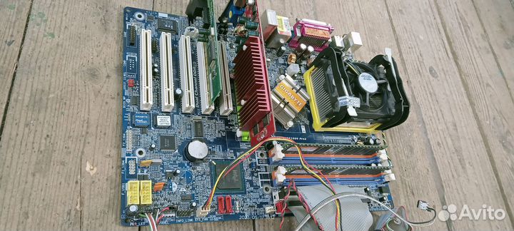 Материнская плата с процессором и памятью